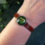 Handgemaakte bruin-leren armband met groen stainless steel kunstwerk