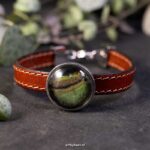 Handgemaakte bruin-leren armband met groen stainless steel kunstwerk