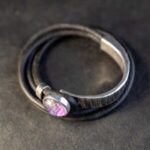 Zilveren manchetarmband met leer en as