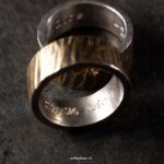 zwarte gehamerde trouwringen zilver met 24k goud handgemaakt zwarte gehamerde trouwringen zilver met 24k goud handgemaakt