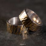 zwarte gehamerde trouwringen zilver met 24k goud handgemaakt zwarte gehamerde trouwringen zilver met 24k goud handgemaakt