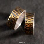 zwarte gehamerde trouwringen zilver met 24k goud handgemaakt zwarte gehamerde trouwringen zilver met 24k goud handgemaakt
