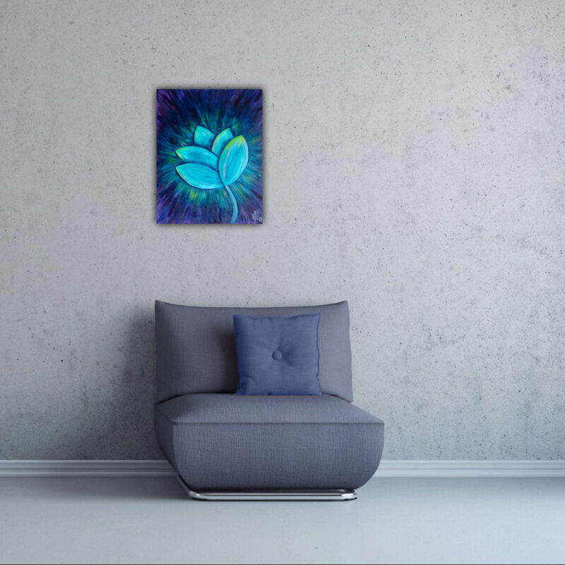 Sieraden webshop In een warme, minimalistische kamer met een grijs getinte muur staat een unieke grijze stoel. Boven de stoel straalt een handgeschilderde blauwe lotus op het doek, vol karakter en creativiteit.