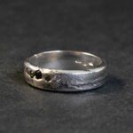 handgesmede zilveren ring met zwart, wit en groen zirkonia handgesmede zilveren ring met zwart, wit en groen zirkonia