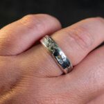 handgesmede zilveren ring met zwart, wit en groen zirkonia handgesmede zilveren ring met zwart, wit en groen zirkonia