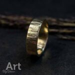 Gouden gehamerde ring handgemaakt