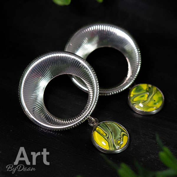 grote-ronde-oorbellen-met-gele-stenen-handgemaakt2.jpg Grote zilveren oorbellen met handgemaakte gele acryl-glasstenen-uniek als kleine kunstwerkjes, elke keer speciaal om te dragen.