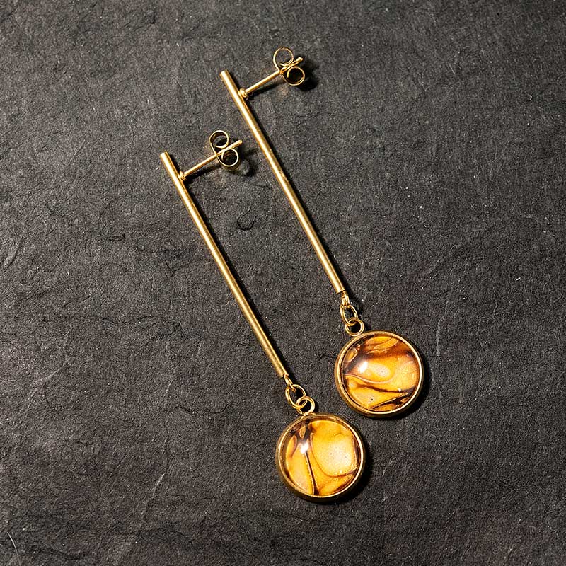 lange-goudkleurige-oorbellen-met-handgeschilderde-bedel-okergeel2 lange goudkleurige oorbellen met handgeschilderde bedel okergeel
