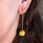 lange-goudkleurige-oorbellen-met-handgeschilderde-bedel-okergeel2a lange goudkleurige oorbellen met handgeschilderde bedel okergeel