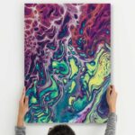 Het handgemaakte canvas 'Liquid Energy' heeft golvende patronen in paars, groen, geel en groen en is uniek in drie formaten.