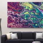Ontdek 'Liquid Energy': een uniek, handgemaakt canvas schilderij met paars, groen, geel en wit in natuurlijke marmerpatronen.