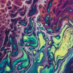 Liquid Energy', een handgemaakt canvas met organische vormen en vloeiende tinten paars, magenta, geel, groen en groen.