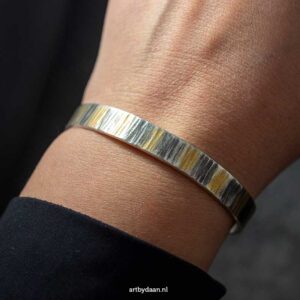 Exclusieve handgesmede sterling zilveren manchetarmband met zwart rhodium en 24-karaats goud