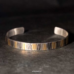 Exclusieve handgesmede sterling zilveren manchetarmband met zwart rhodium en 24-karaats goud