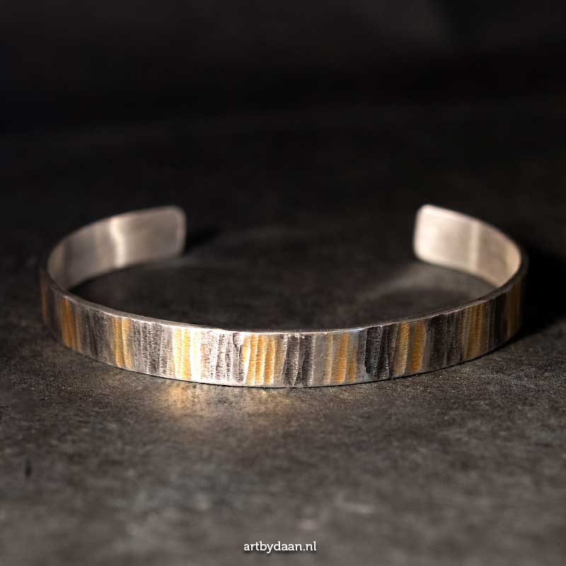 Exclusieve handgesmede sterling zilveren manchetarmband met zwart rhodium en 24-karaats goud