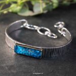 brede-zilveren-gehamerde-armband-met-steen-en-as Herinneringssieraden set met as en gravure – zilveren hangers met gouden rand van trouwring