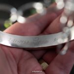 brede-zilveren-gehamerde-armband-met-steen-en-as3 Herinneringssieraden set met as en gravure – zilveren hangers met gouden rand van trouwring