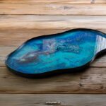 Herinneringsdienblad met as en lasergravure – kunstwerk in blauwtinten met epoxy