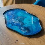 Herinneringsdienblad met as en lasergravure – kunstwerk in blauwtinten met epoxy