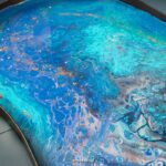 Herinneringsdienblad met as en lasergravure – kunstwerk in blauwtinten met epoxy