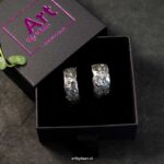 prachtige-handgemaakte-jubileumringen-van-zilver-met-steentjes-symbool-voor-kinderen Zilveren jubileumringen voor 10 jaar huwelijk – met gravure en vingerafdruk