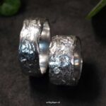 prachtige-handgemaakte-jubileumringen-van-zilver-met-steentjes-symbool-voor-kinderen2 Zilveren jubileumringen voor 10 jaar huwelijk – met gravure en vingerafdruk