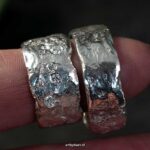 prachtige-handgemaakte-jubileumringen-van-zilver-met-steentjes-symbool-voor-kinderen3 Zilveren jubileumringen voor 10 jaar huwelijk – met gravure en vingerafdruk