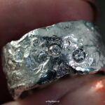 prachtige-handgemaakte-jubileumringen-van-zilver-met-steentjes-symbool-voor-kinderen4 Zilveren jubileumringen voor 10 jaar huwelijk – met gravure en vingerafdruk
