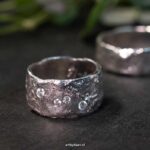 prachtige-handgemaakte-jubileumringen-van-zilver-met-steentjes-symbool-voor-kinderen5 Zilveren jubileumringen voor 10 jaar huwelijk – met gravure en vingerafdruk