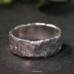 prachtige-handgemaakte-jubileumringen-van-zilver-met-steentjes-symbool-voor-kinderen6 Zilveren jubileumringen voor 10 jaar huwelijk – met gravure en vingerafdruk