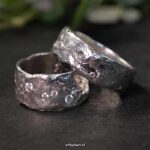 prachtige-handgemaakte-jubileumringen-van-zilver-met-steentjes-symbool-voor-kinderen7 Zilveren jubileumringen voor 10 jaar huwelijk – met gravure en vingerafdruk