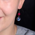 stainless-steel-oorbellen-met-roze-tijgeroog-en-handgeschilderde-steen