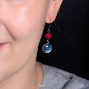 stainless-steel-oorbellen-met-roze-tijgeroog-en-handgeschilderde-steen