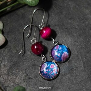 stainless-steel-oorbellen-met-roze-tijgeroog-en-handgeschilderde-steen