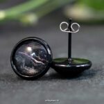 koningsblauw gecoate stainless steel oorknopjes met handgemaakt blauw zilver kunstwerk (kopie) Zwart gecoate stainless steel oorknopjes met handgemaakt kosmisch roze kunstwerk
