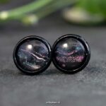 koningsblauw gecoate stainless steel oorknopjes met handgemaakt blauw zilver kunstwerk (kopie) Zwart gecoate stainless steel oorknopjes met handgemaakt kosmisch roze kunstwerk