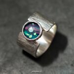 Exclusieve handgesmede zilveren ring met structuur en steen maat 19,5 Exclusieve handgesmede zilveren ring met structuur en steen maat 19,5