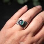 Exclusieve handgesmede zilveren ring met structuur en steen maat 19,5 Exclusieve handgesmede zilveren ring met structuur en steen maat 19,5