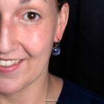 Hypoallergene oorring met handgeschilderde bedel in blauw, roze en zilver Hypoallergene oorring met handgeschilderde bedel in blauw, roze en zilver