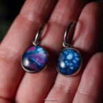 Hypoallergene oorring met handgeschilderde bedel in blauw, roze en zilver Hypoallergene oorring met handgeschilderde bedel in blauw, roze en zilver