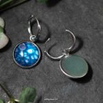 Hypoallergene oorring met handgeschilderde bedel in blauw, roze en zilver Hypoallergene oorring met handgeschilderde bedel in blauw, roze en zilver