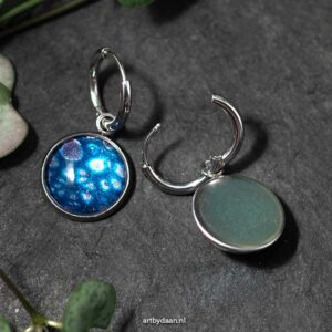 Hypoallergene oorring met handgeschilderde bedel in blauw, roze en zilver