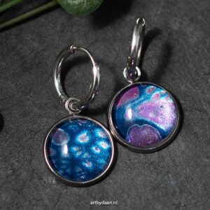 Hypoallergene oorring met handgeschilderde bedel in blauw, roze en zilver