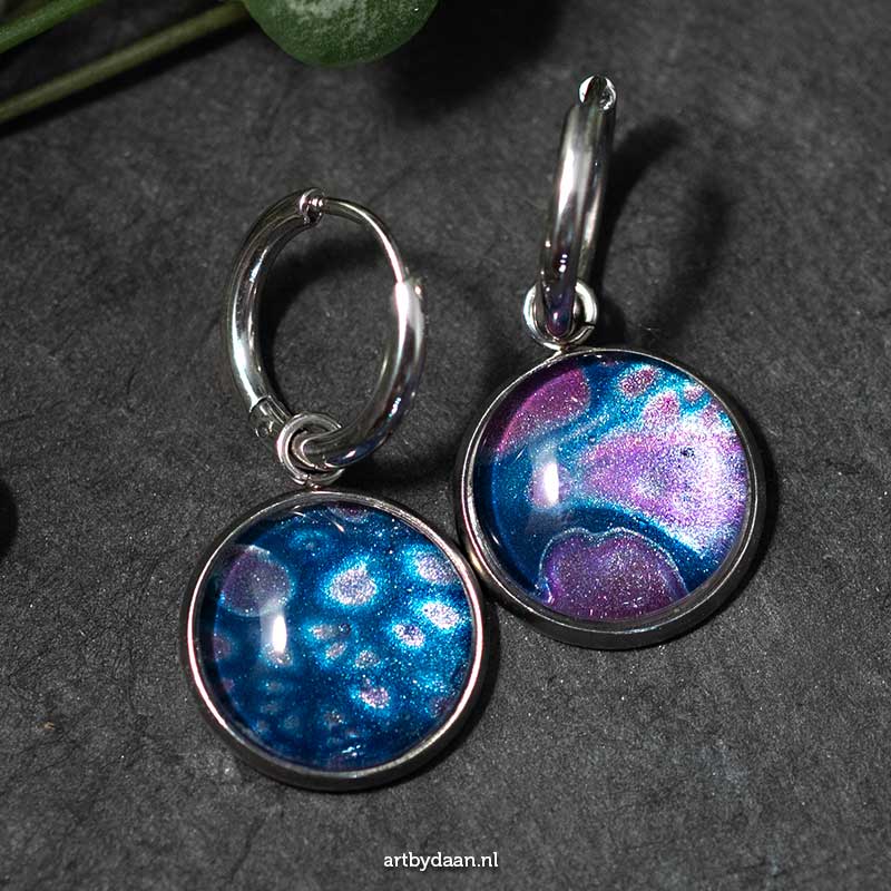 Hypoallergene oorring met handgeschilderde bedel in blauw, roze en zilver Hypoallergene oorring met handgeschilderde bedel in blauw, roze en zilver