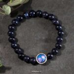 Prachtige armband met blauwe goudsteen op elastiek met paars-blauwe cabochon Prachtige armband met blauwe goudsteen op elastiek met paars-blauwe cabochon