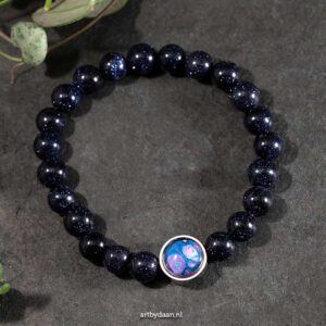Prachtige armband met blauwe goudsteen op elastiek met paars-blauwe cabochon