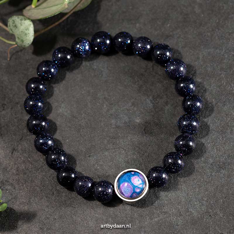 Prachtige armband met blauwe goudsteen op elastiek met paars-blauwe cabochon Prachtige armband met blauwe goudsteen op elastiek met paars-blauwe cabochon