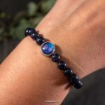 Prachtige armband met blauwe goudsteen op elastiek met paars-blauwe cabochon Prachtige armband met blauwe goudsteen op elastiek met paars-blauwe cabochon