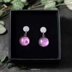 Stainless steel oorknopjes met roze handgemaakte hanger Stainless steel oorknopjes met roze handgemaakte hanger