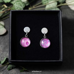 Stainless steel oorknopjes met roze handgemaakte hanger